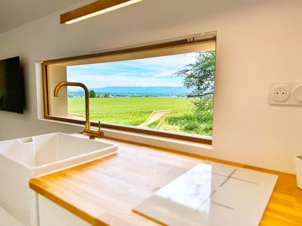 cuisine-le-lodge-vue-campagne-lauragaise.jpg