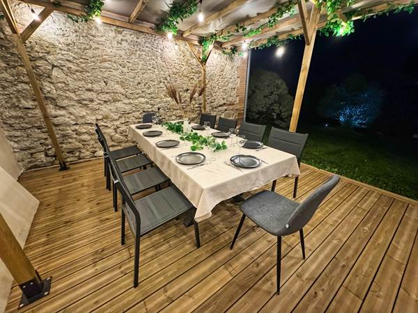 terrasse-couverte-cottage-soiree-location-lauragaise.jpg