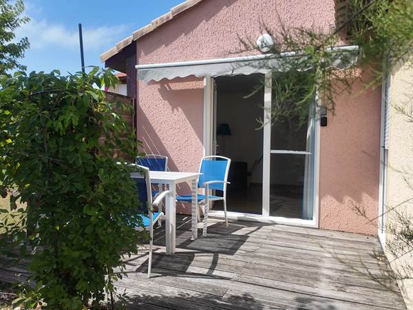 terrasse privative et salon de jardin