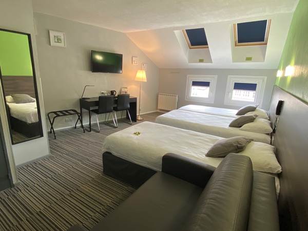 Chambre Triple Climatisée - 3 Lits Simples