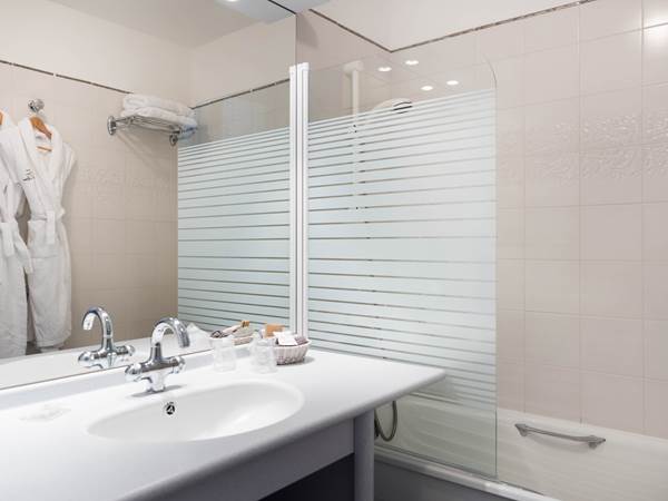 Chambre Verte Château double ou quadruple et salle de bains