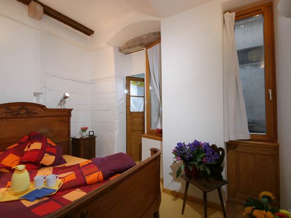 Chambre 2 avec petite salle d'eau (douche + WC)