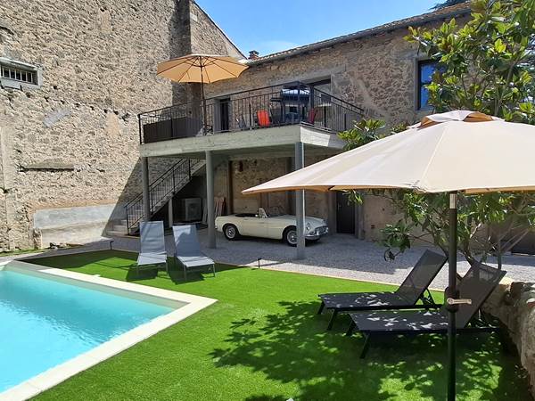 Piscine privée du gîte Le Pressoir à Montblanc, proche de Cap d’Agde, avec terrasse ensoleillée.