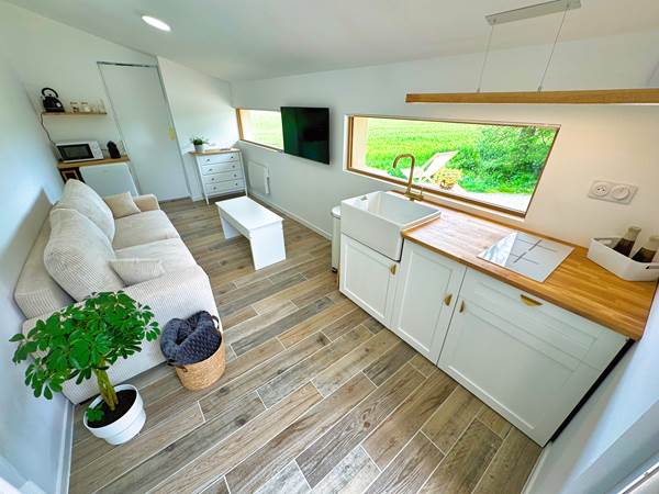 studio-le-lodge-interieur-cuisine-equipee-vue-nature.jpg