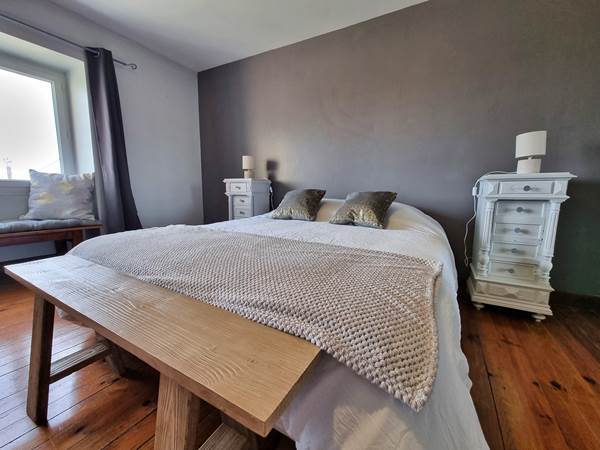 chambre-parentale-cottage-bois-location-lauragaise.jpg