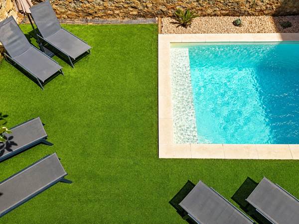 Piscine privée et terrasse du Petit Pressoir aux Gîtes de Monte Blanco à Montblanc