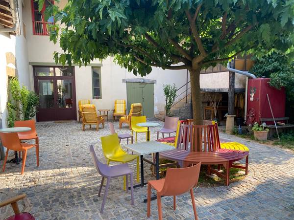 Cour-Gite-Etrigny-quinousrelie_courtyard