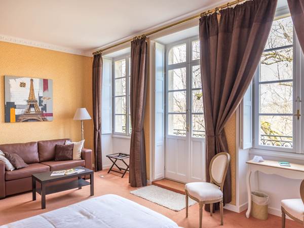 Chambre Jonquille château avec canapé salon