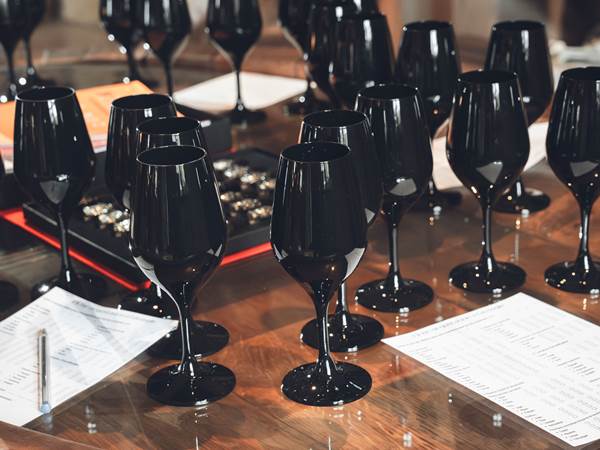 Dégustation en verres noirs