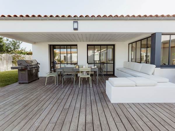Villa Bleu Baya terrasse table à manger barbecue