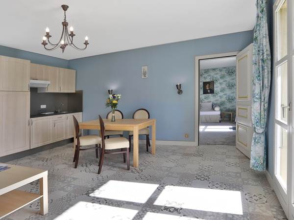 Gîte Junior Suite Gentilhommière 24 - 25 cuisine séjour et canapé-lit 2 couchages - balcon vue parc