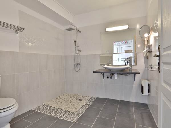 Gîte Junior Suite Gentilhommière chambre 25 PMR avec salle de douches PMR en RdC