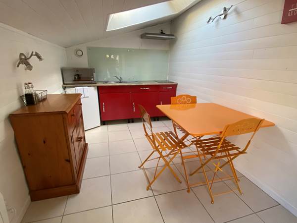 Pièce avec cuisine et coin repas