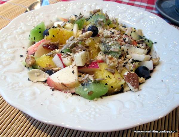 exemple de Petit déj CRU type Miam ô fruits à l' ananas raisin chia