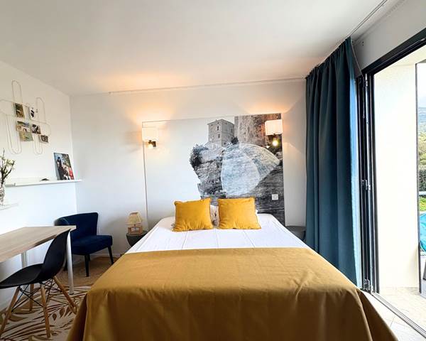 Chambre d'hôtes en Corse, suite terrasse vue mer avec chambre parentale et chambre d'enfants