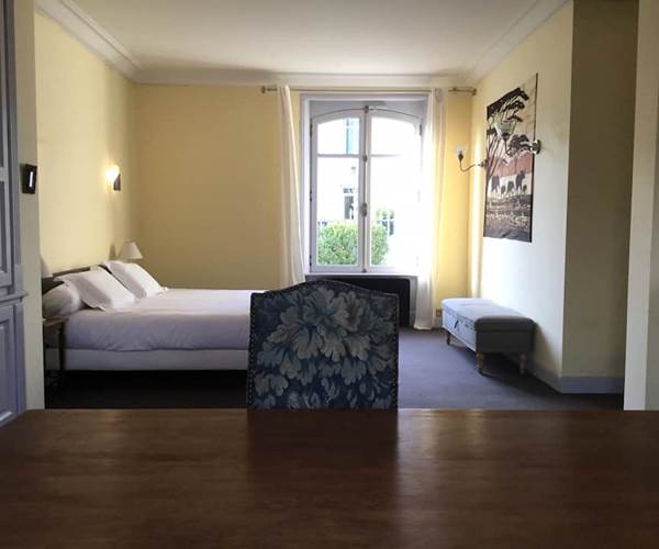 Cirsé : magnifique chambre avec bureau et lit king size