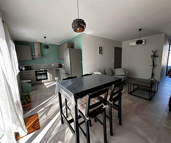 Logement 3 Evasion LE MAINE LOREVA CONSTANT vue salon cuisine repas