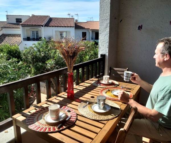 petit déjeuner sur la terrasse ensoleillée