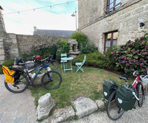Accueil vélo devant le Grand Gîte