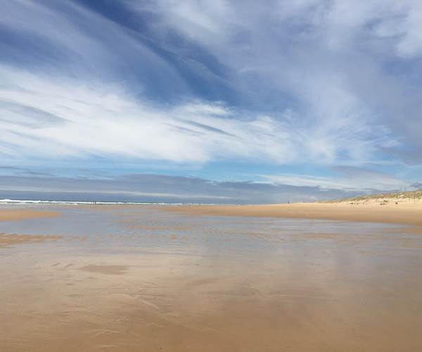 Les plages sauvages du Porge avec un ciel immense.