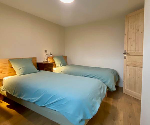 chambre-rez-de-chaussee-gite-baratier-hautes-alpes-couple