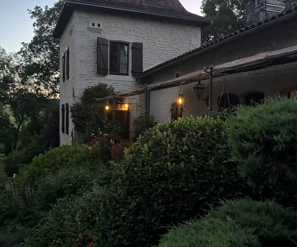 le soir arrive sur la terrasse
