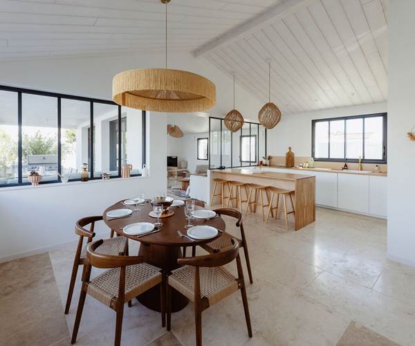 Villa Bleu Baya cuisine toute équipée table à manger pour 10 pax