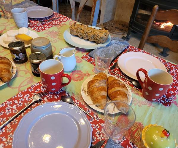 Petit déjeuner près du feu