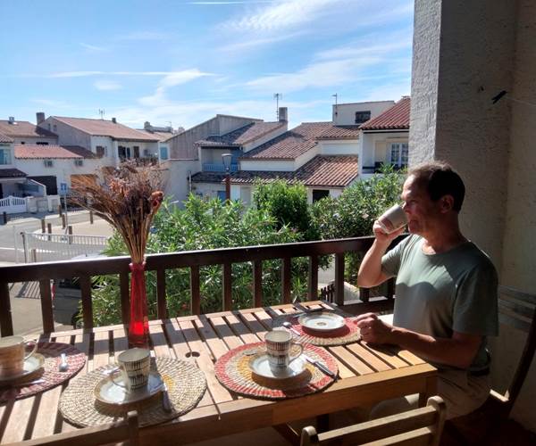 Petit déjeuner sur la terrasse ensoleillée