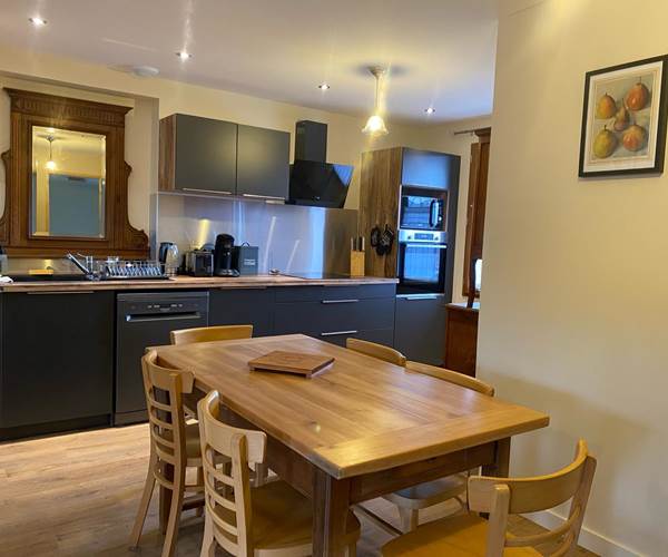 cuisine-salle-a-manger-gite-baratier-hautes-alpes-famille