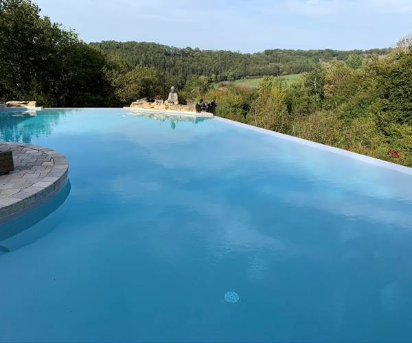 Le bouddha veille sur la piscine