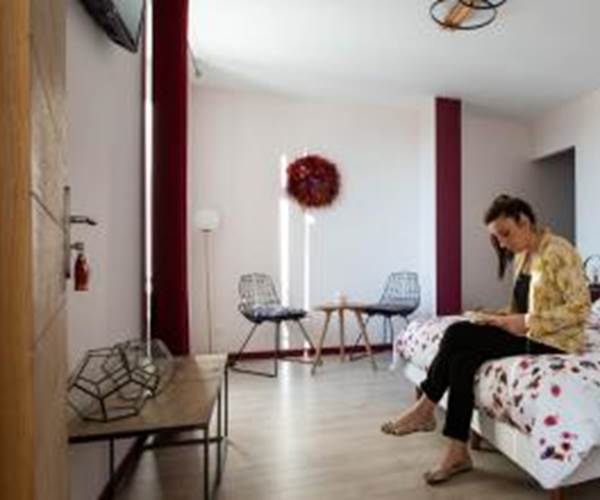 au-bouchon-meuble-de-tourisme-17-saint-aigulin-15-personnes-chambre-fins-bois-salle-de-bain-privative