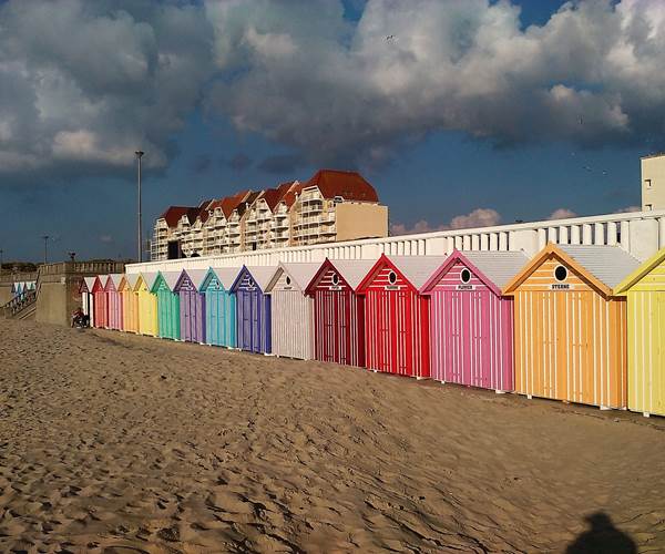 Cabines de plage multicolores
