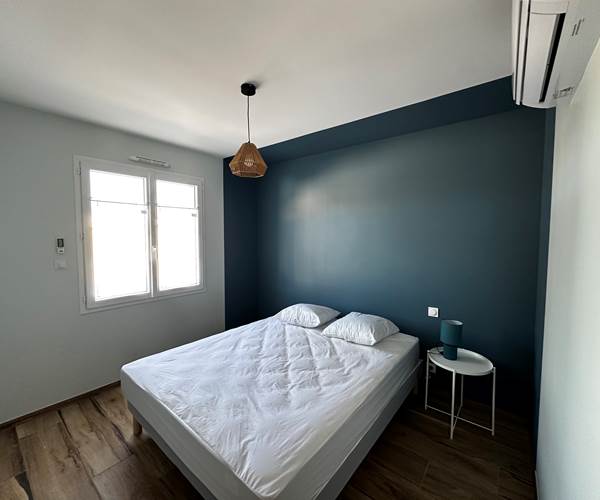 Logement 4 Evasion LE MAINE LOREVA CONSTANT vue chambre bleu profond