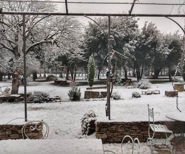 Le mas la vitalis sous la neige