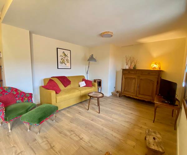 salon-lumineux-gite-hautes-alpes-baratier-sejour-nature
