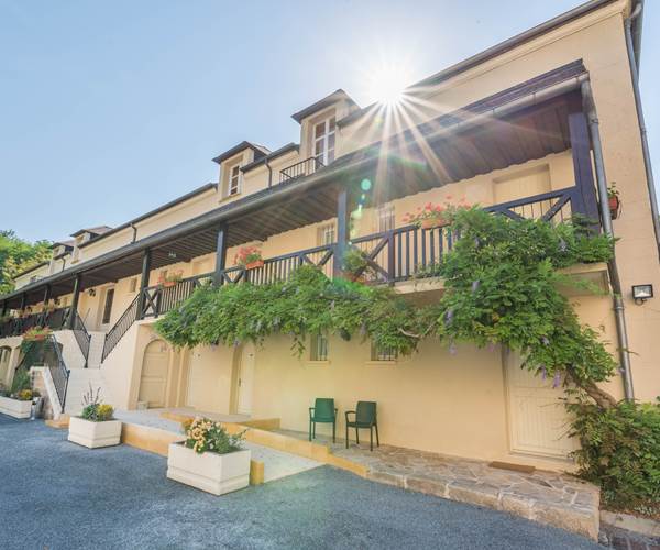 Gentilhommière façade principale - accès gîtes et chambres