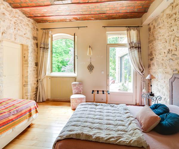Chambre mur en pierres