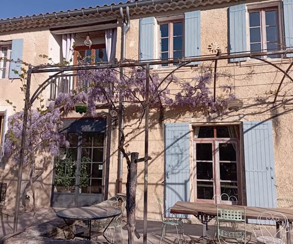 Terrasse ou se prend le petit déjeuner au mas la vitalis