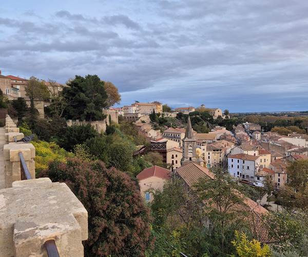 Vue depuis la Cathédrale vers l'église St Jacques au fond Béziers