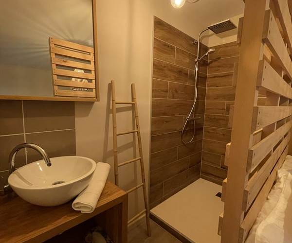 LE LOFT GRAMAT - UNE SALLE DE DOUCHE
