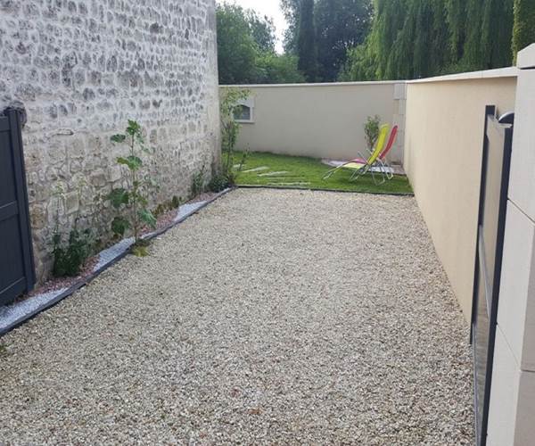Vue de l'emplacement de parking fermé avec le portail