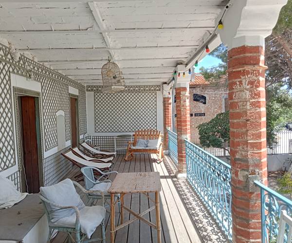 Le Mas Palegry chambres d'hôtes Perpignan - La terrasse du premier étage pour profiter de quelques instants de repos avant de prendre la route