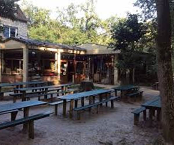 Restaurant la Dame Jeanne, à 1 km dans la forêt