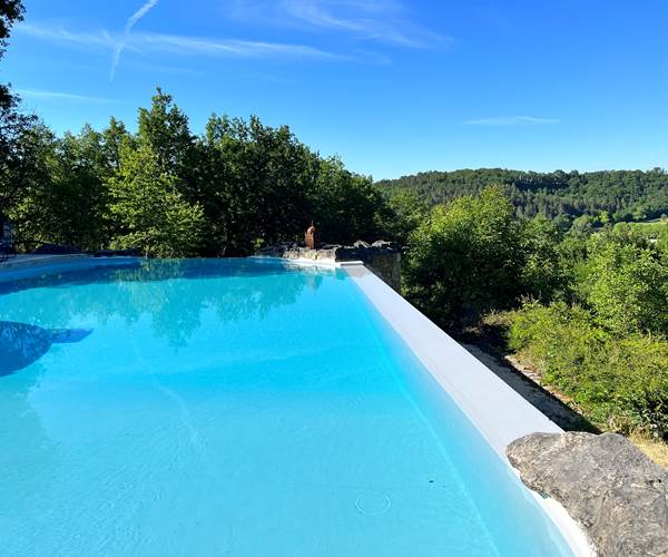 Piscine grand mur débord