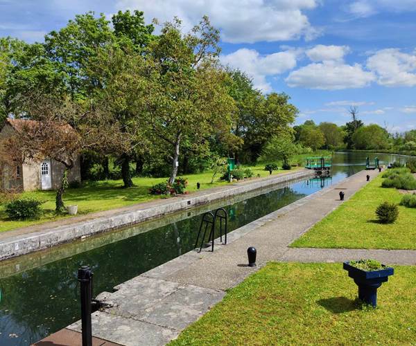 canal-nivernais-vélo-bateau-écluse-balade