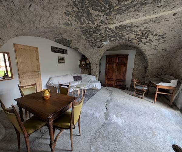 salon-ete-gite-atypique-hautes-alpes-baratier