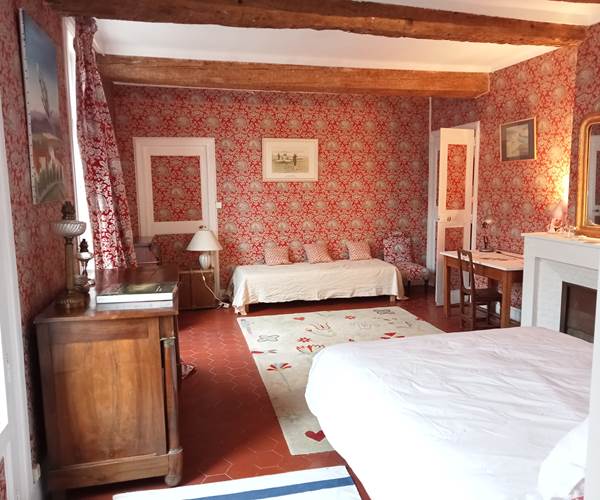 Le Mas Palegry chambres d'hôtes Perpignan - Chambre n°3 côté terrasse. Décor garanti début années 60. Sol en tomettes anciennes. Portes fenêtres sur mesure de 1870.