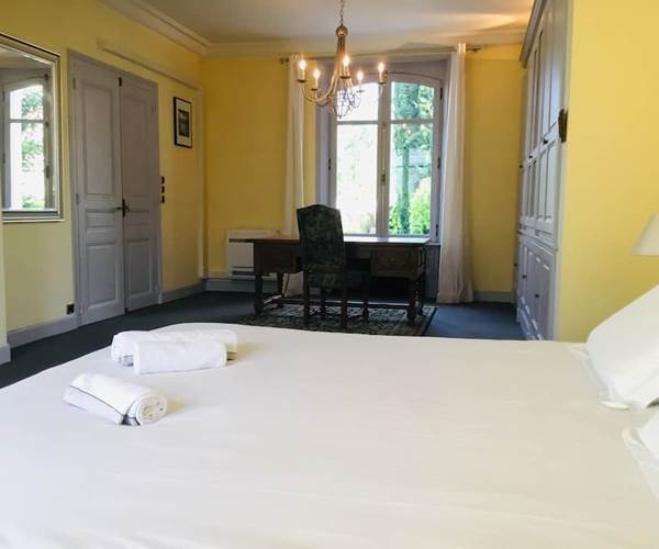 Cirsé: chambre traversante de 30m2, lit King size au RDC