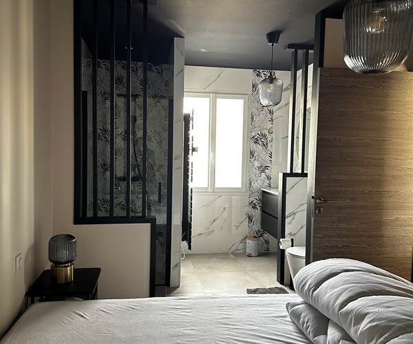 Logement 3 Evasion LE MAINE LOREVA CONSTANT vue chambre sur salle de bain